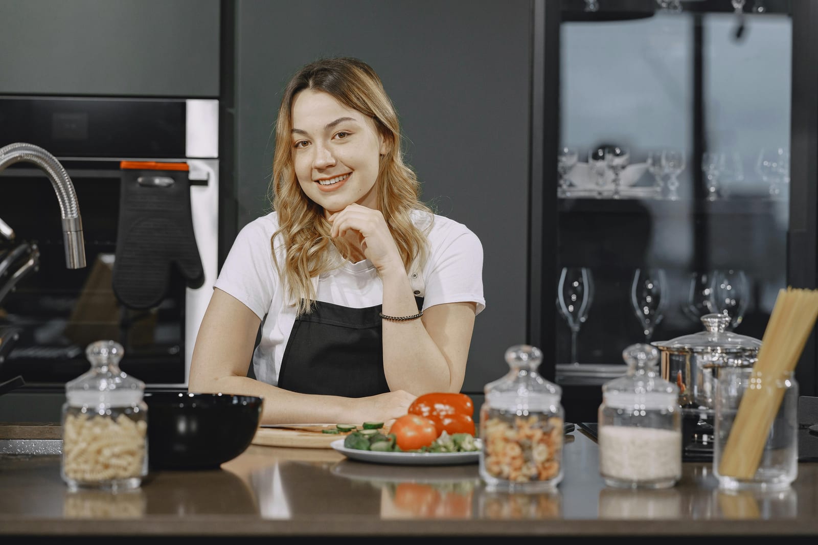 Žena u stolu pomalu jí lehkou snídani