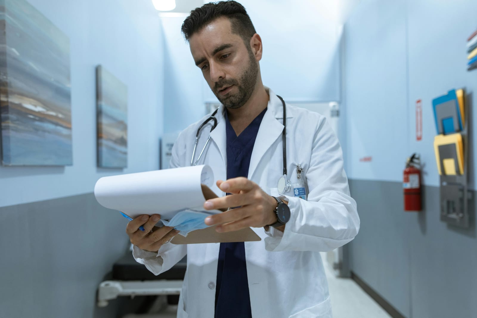 Detail laboratorních výsledků s lipidovým profilem v rukou