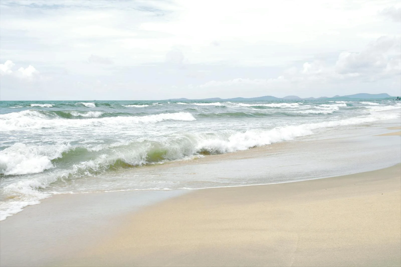 Klidné vlny moře v šedém dni