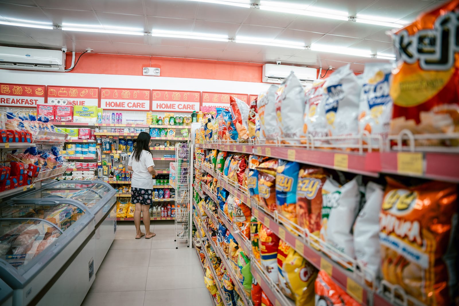 Polička supermarketu s ultra-zpracovanými snacky