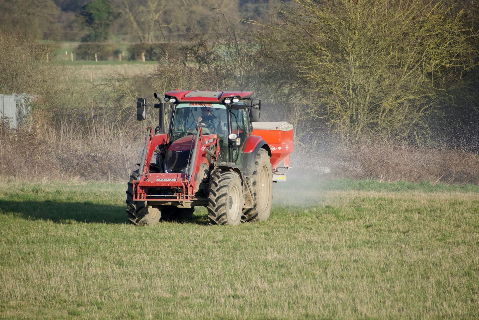 Traktor ošetřuje zemědělské pole
