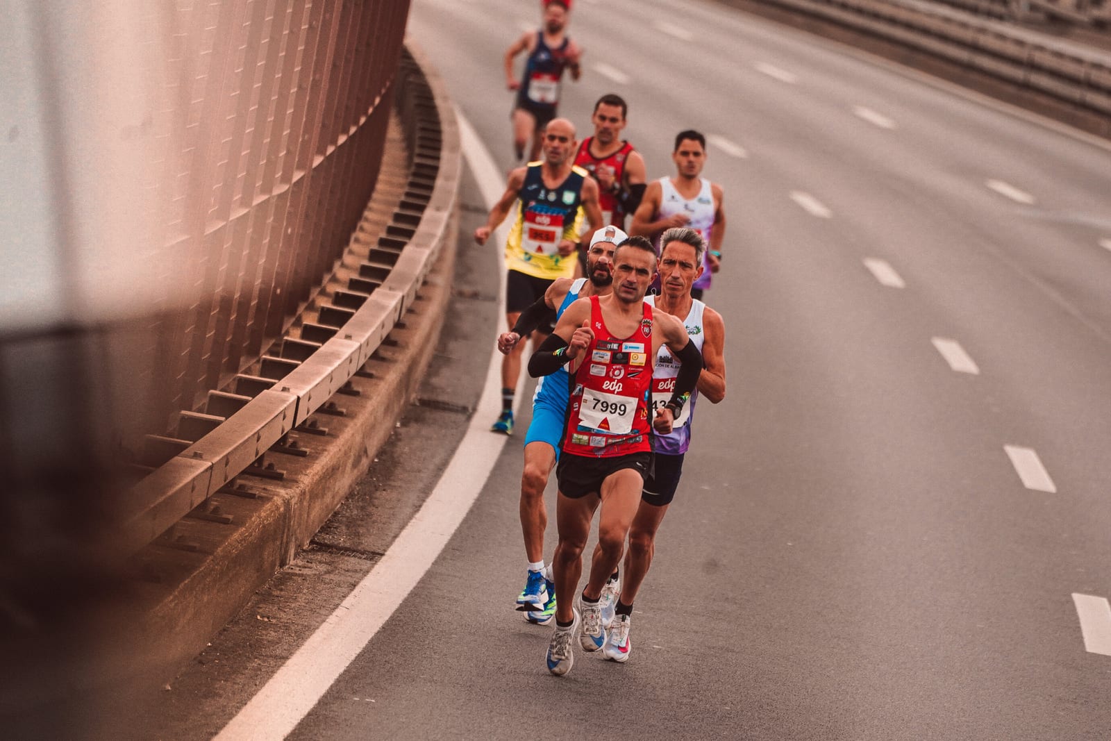 Skupina běžců na ulici během maratonu