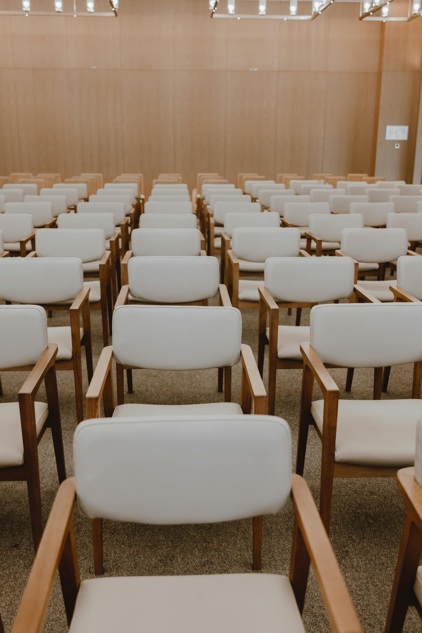 Prázdná místnost s řadami starých židlí