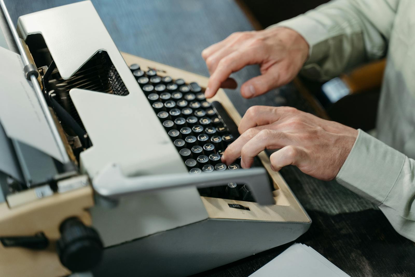 Ruce na klasickém psacím stroji — dílo, které zůstává