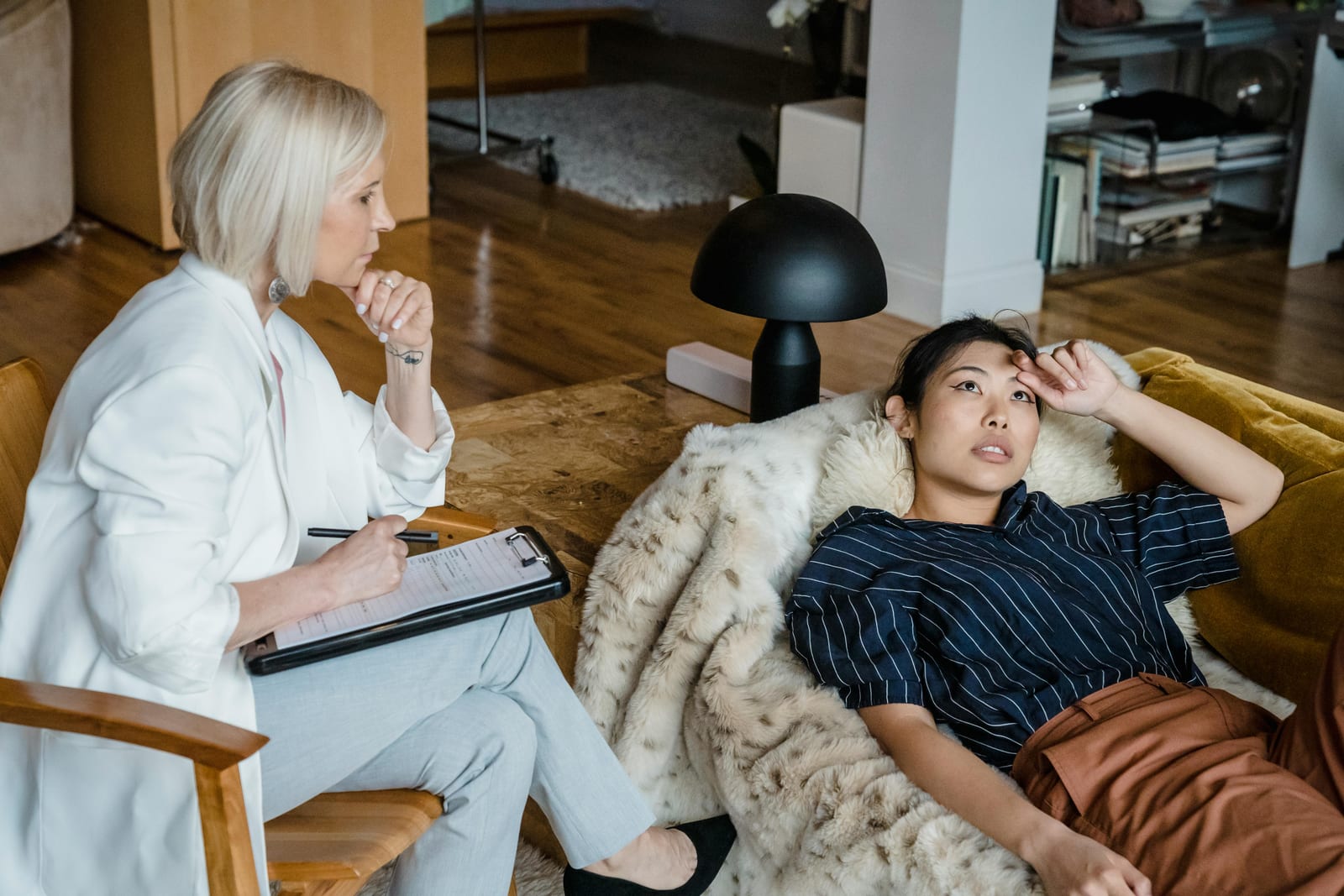 Klient v hlubokém uvolnění při terapeutickém sezení