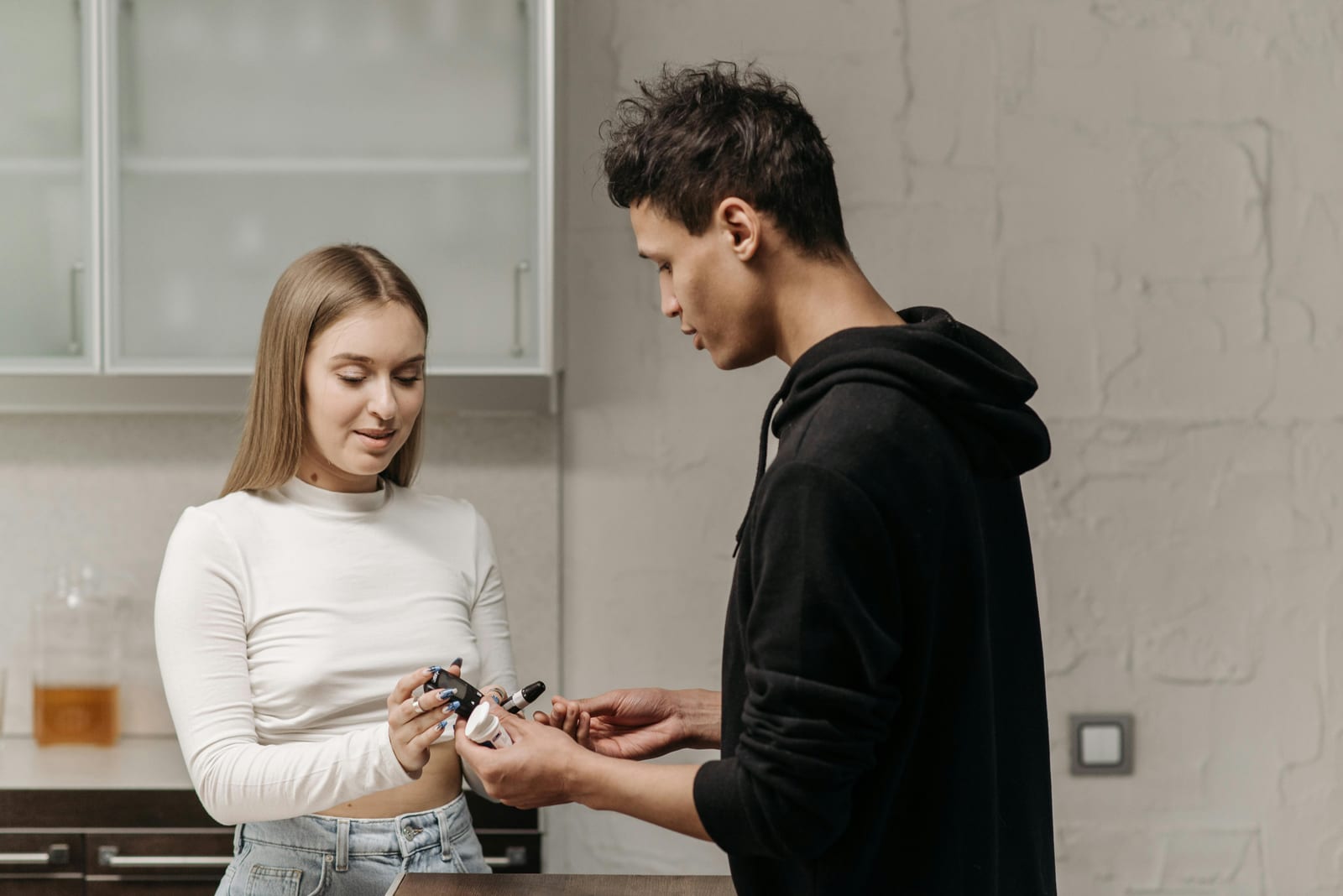 Lékař probírá s pacientem výsledky vyšetření