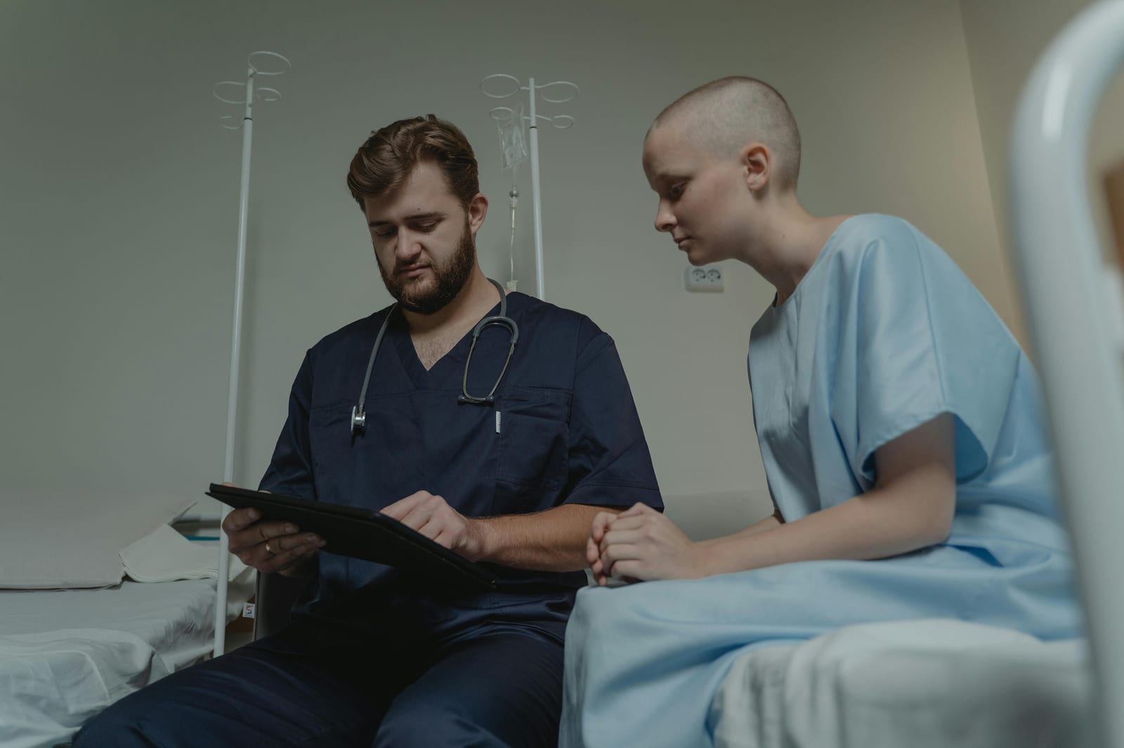 Lékař probírá s pacientem výsledky krevních testů
