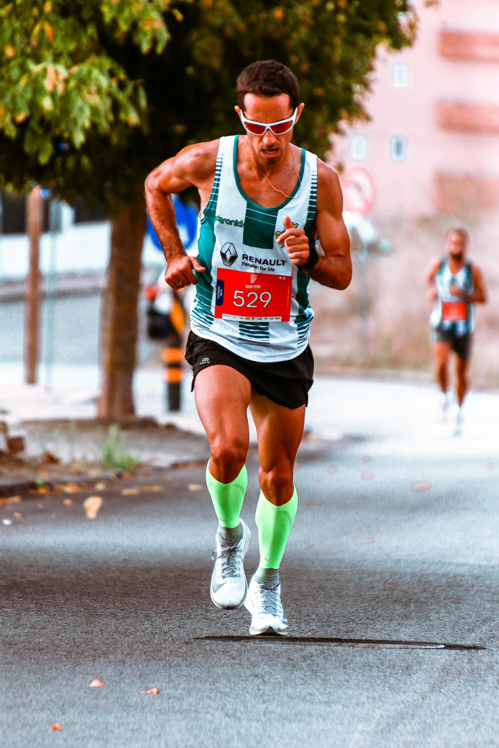 Běžci v pouličním maratonu, zachycení v pohybu
