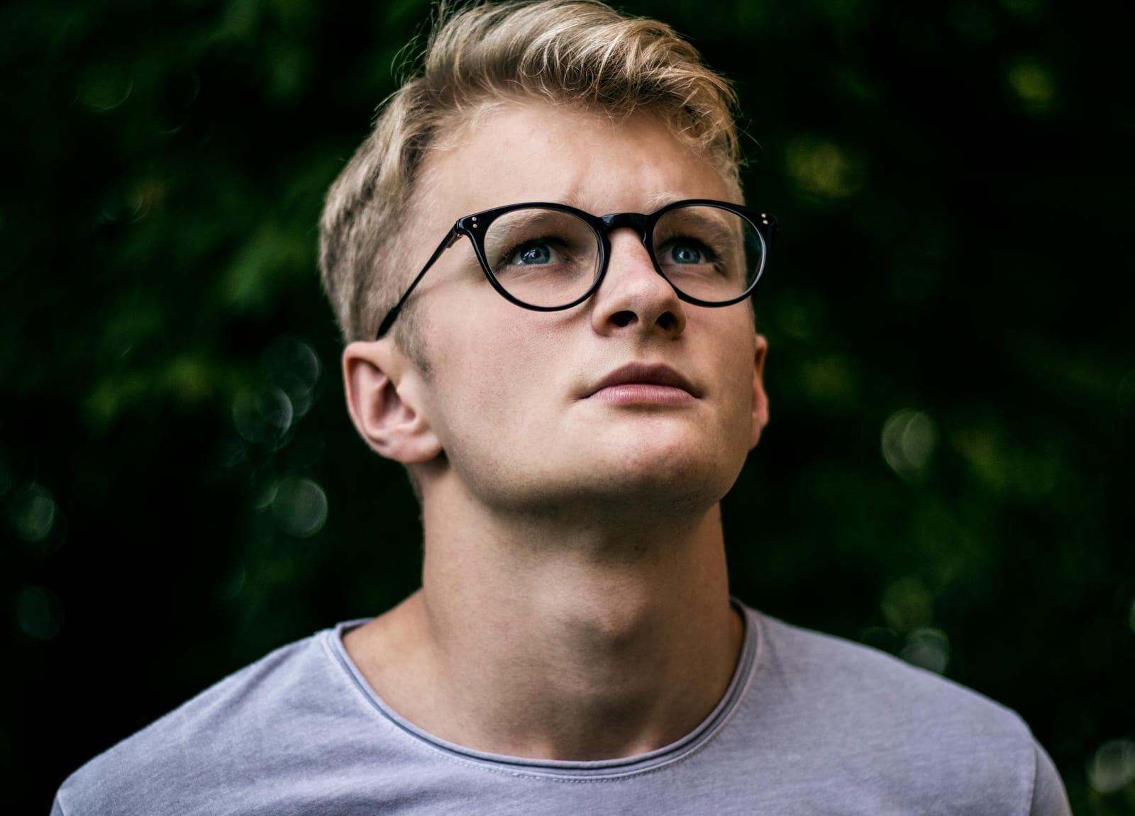Klidný, sebejistý portrét mladého muže