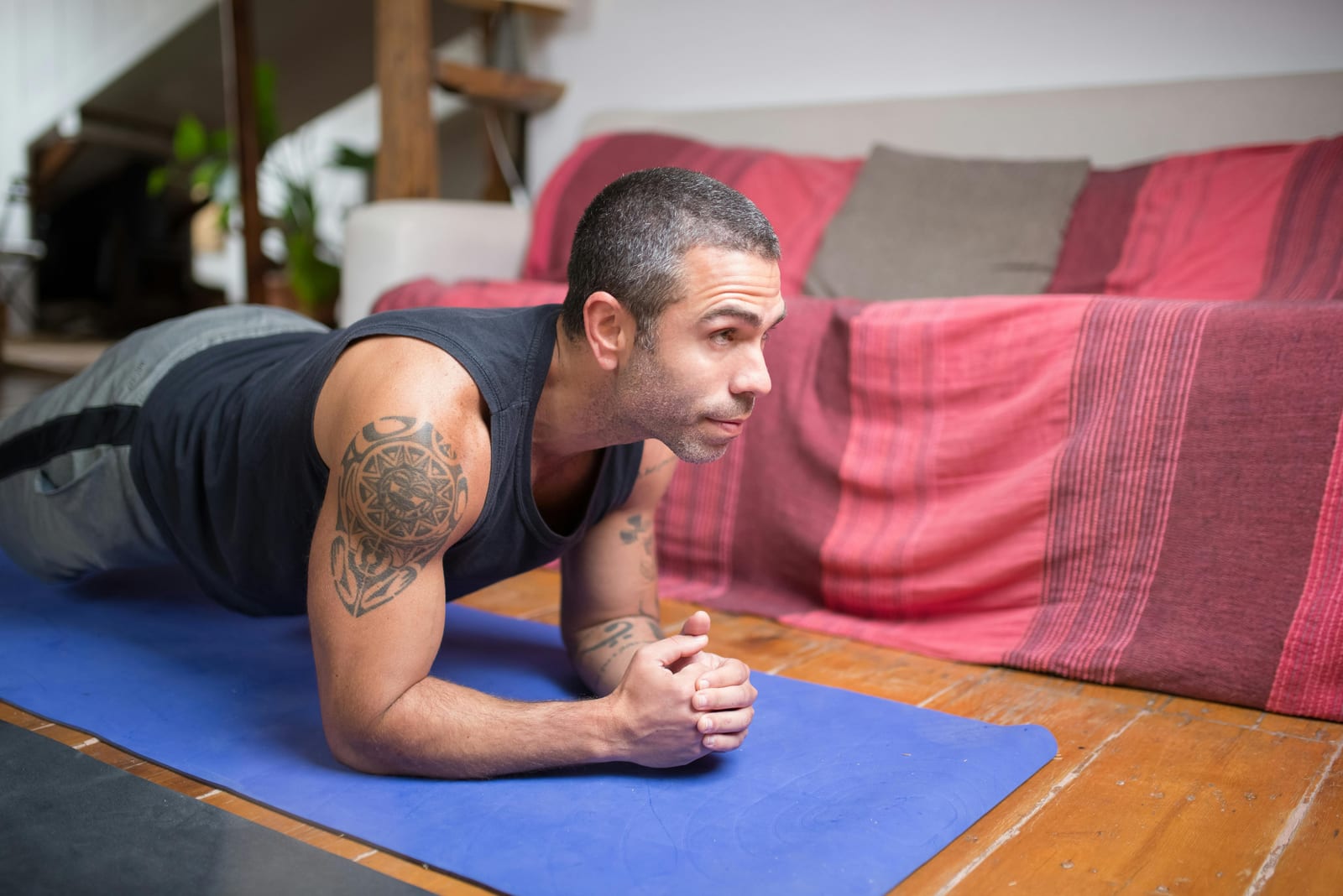 Žena cvičí backbend pozici, posilování středu těla