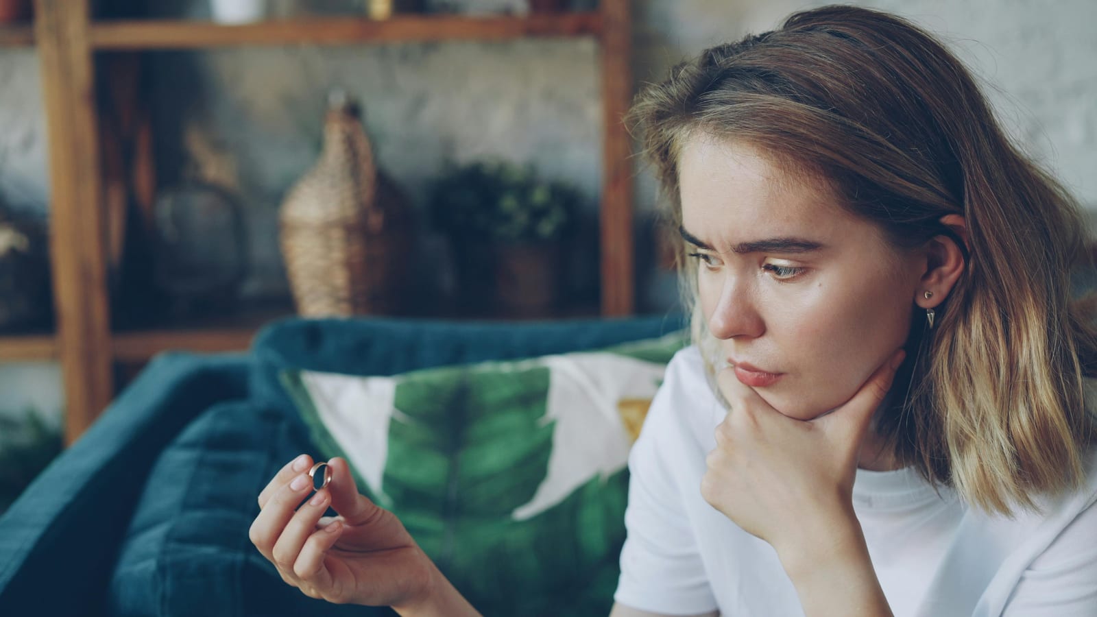 Zamyšlená žena zvažuje rozhodnutí