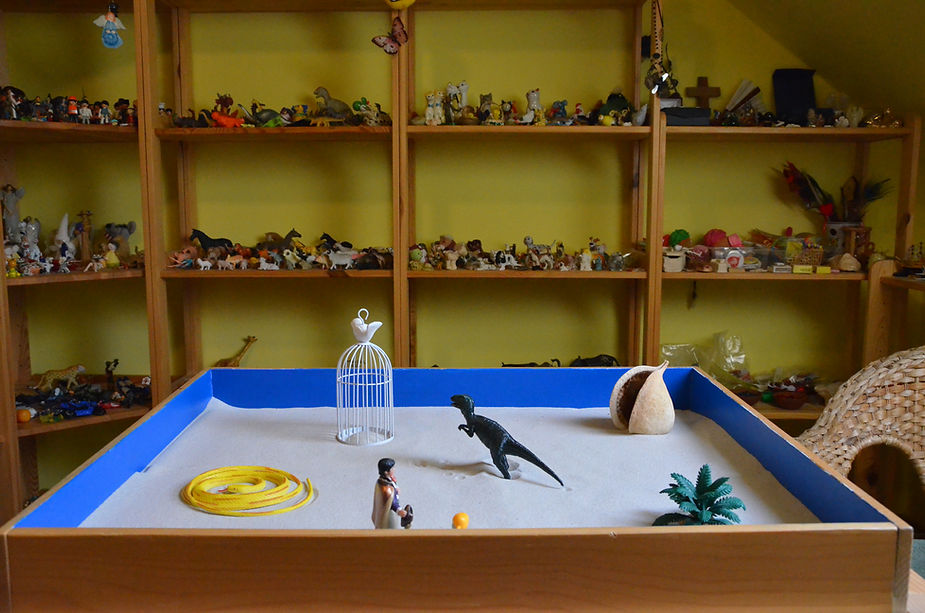 Otisky rukou a stop v písku