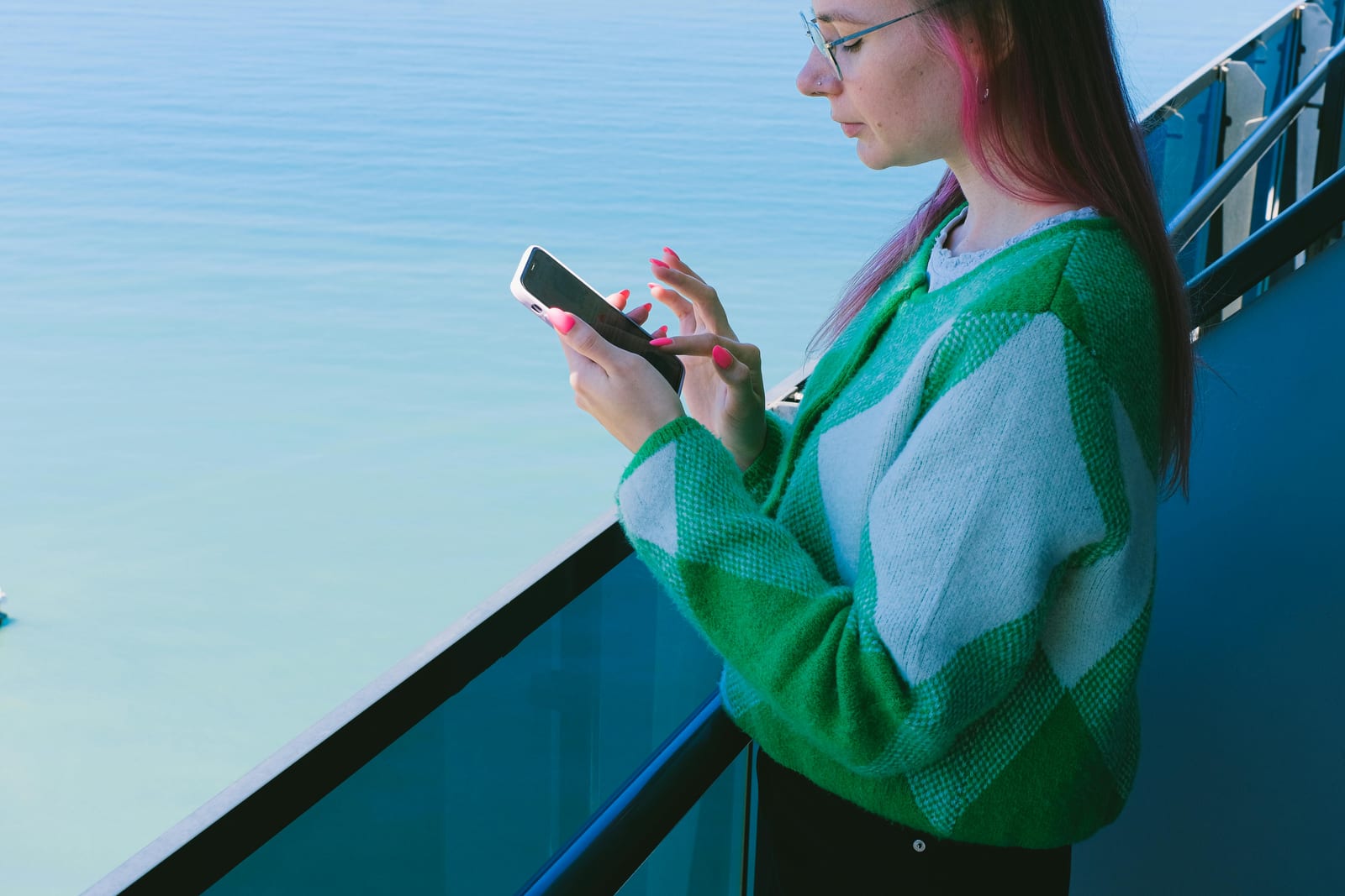 Žena prochází seznamku v mobilu