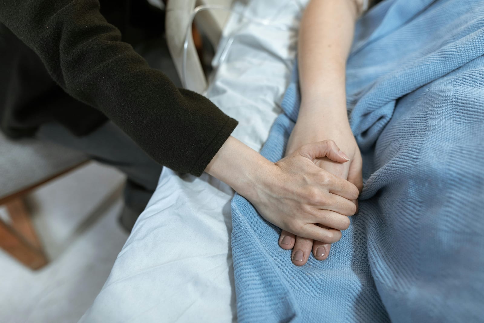 Lékař v ordinaci ve světlém oblečení sleduje monitor s pacientem