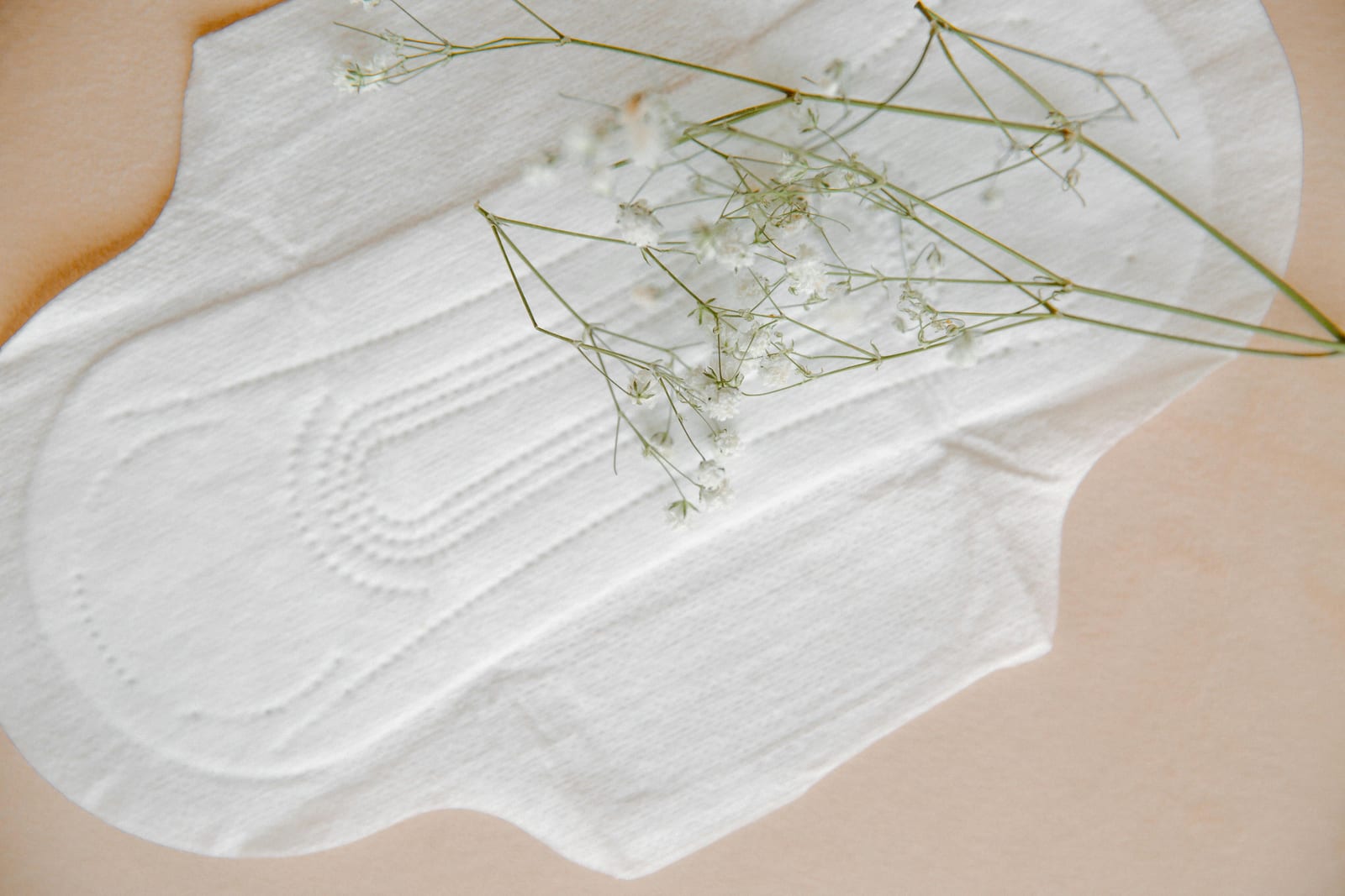 Menstruační hygienické produkty na neutrálním pozadí
