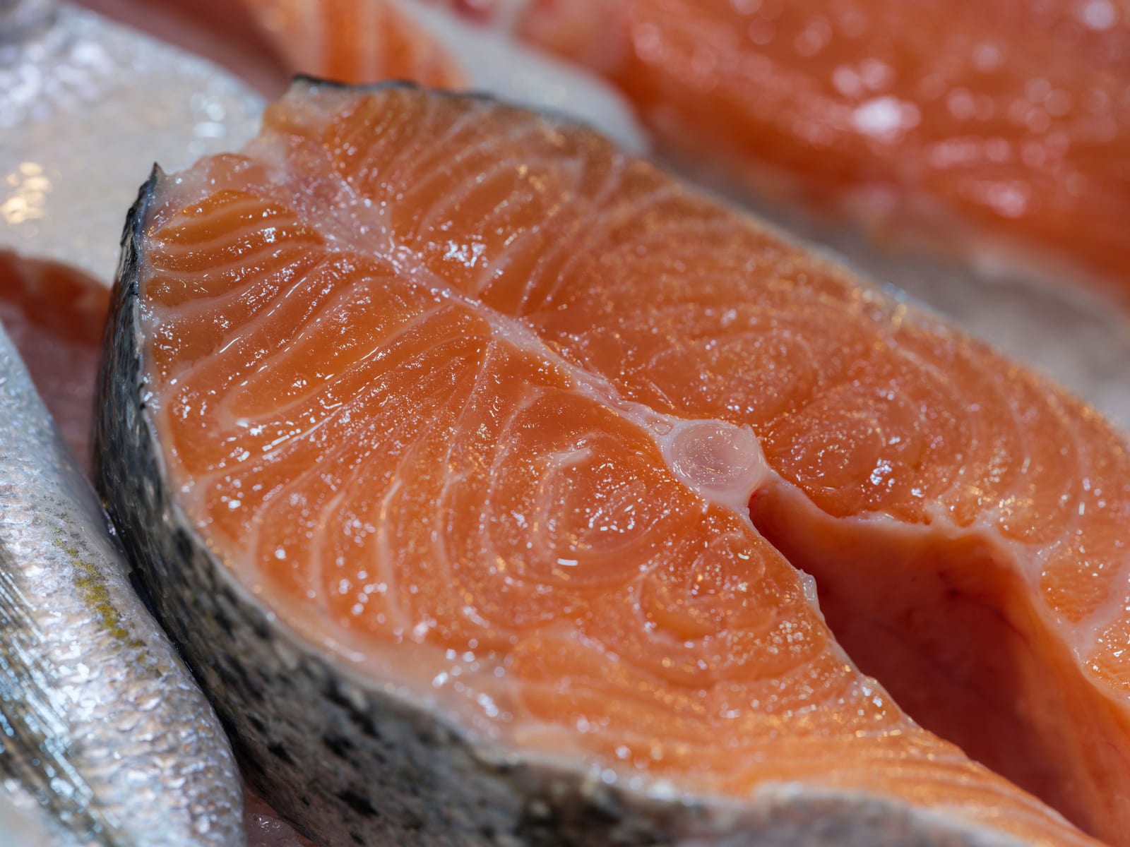 Plátky lososa na talíři, zdroj omega-3