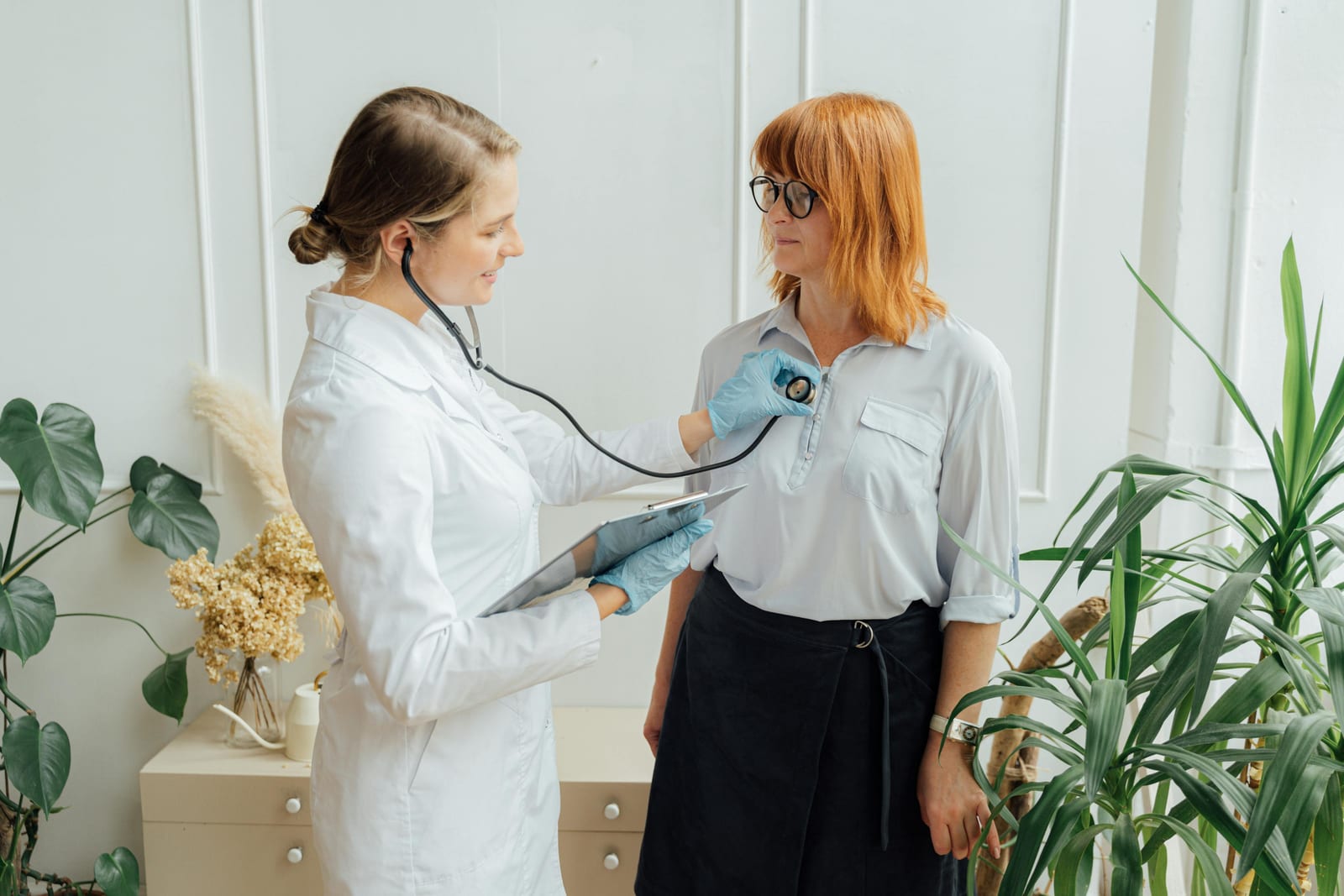 Lékař vyšetřuje pacienta v ordinaci, profesionální prostředí