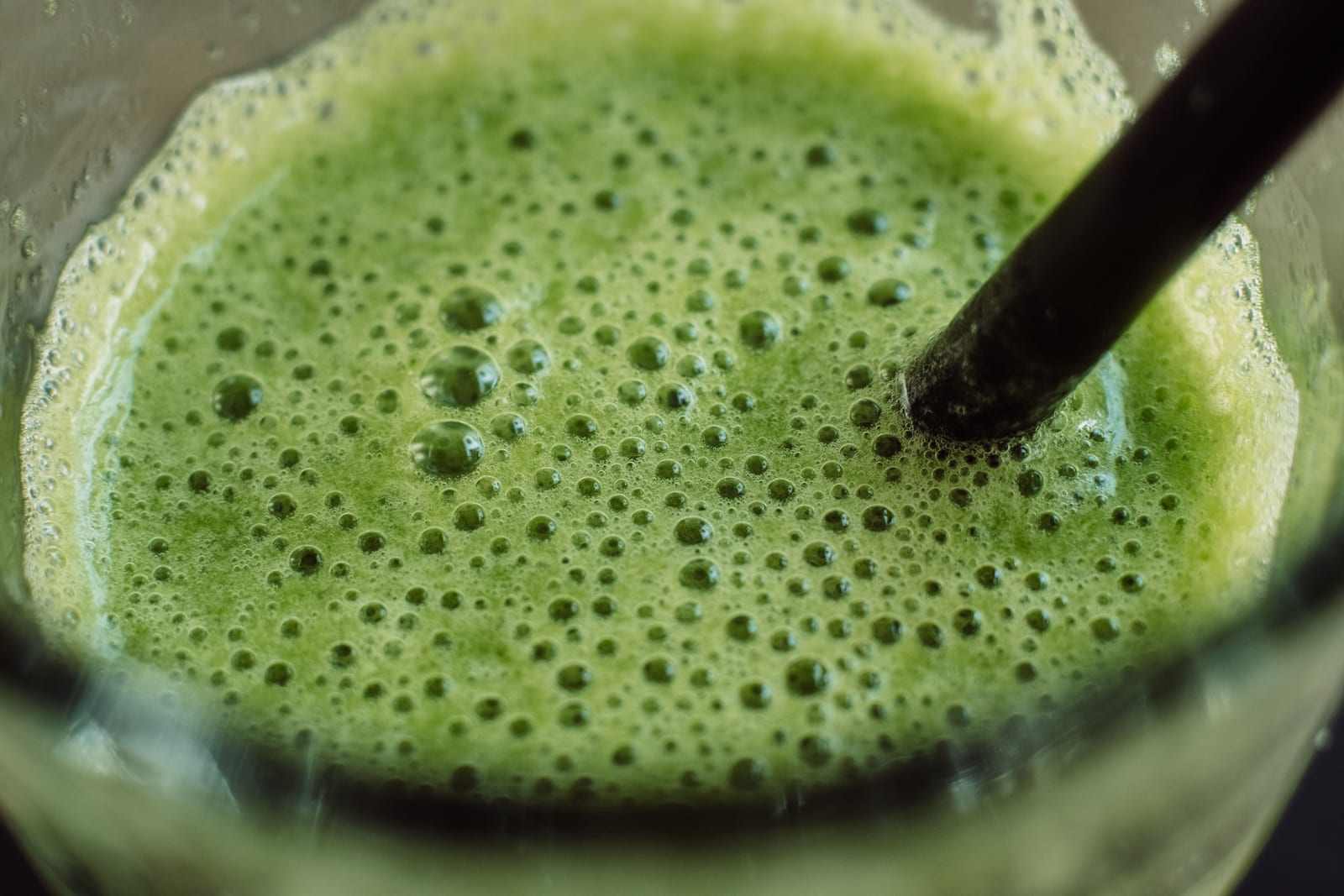 Zelené smoothie ve sklenici a v mixéru, příprava ranního nápoje
